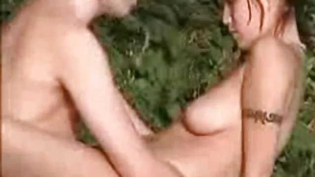 لاولیس licks یک جوجه گی باگی در یک جوجه قبل از نافذ دوران باستان