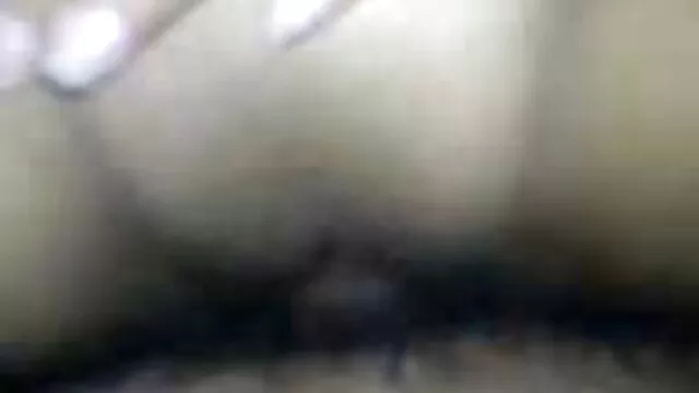 یک مرد عضلانی منتشر ورزش ها در گی باگی یک الاغ زرق و برق دار