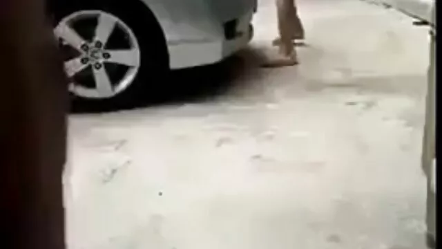 یک زنیکه جوان با یک شکل سکس گی زیبا و یک الاغ صورتی بمکد دیک با لذت