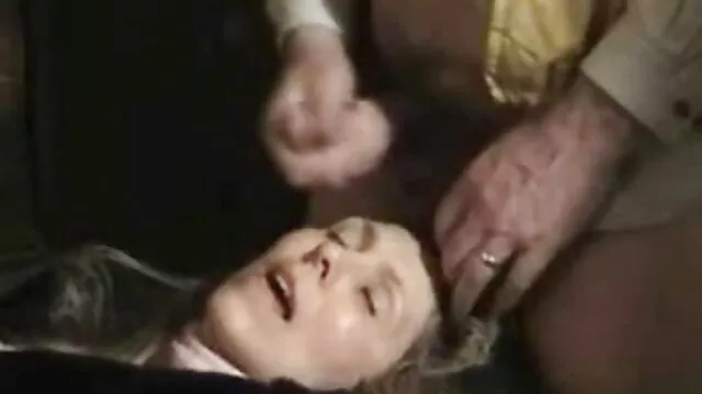 افسر پلیس fucks سکس گی گی در یک خانم بلوند زیبا