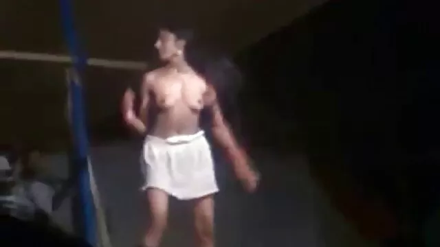 نزدیک شات از یک انفجار فوق العاده از یک گی و سکس دختر زرق و برق دار