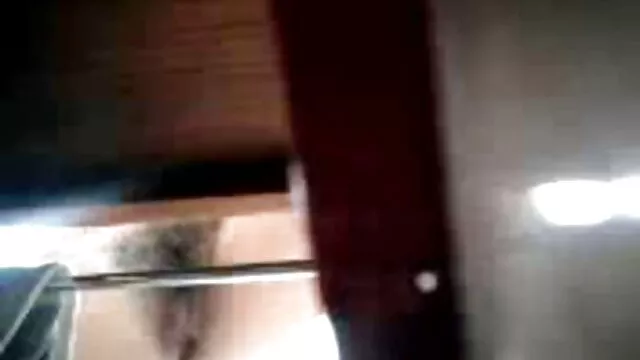 دختر روسی کاشته شده در گالری گی شهوانی الاغ یک دختر زیبا با سینه های کوچک