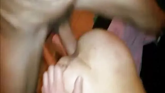 یک کامیون وانت فیلم برداری یک دختر سکسی بر روی یک دوچرخه آب در وسط گی خارجی سکس یک رودخانه