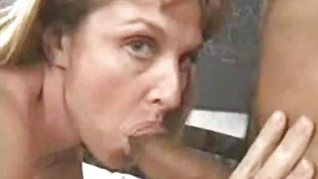 پدر بزرگ قرار دادن یک سكس خانواده گي پیاده روی سبزه در یک فالوس